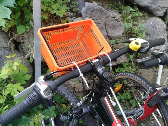 einfacher Korb mit Kabelbinder als Fahrradkorb 